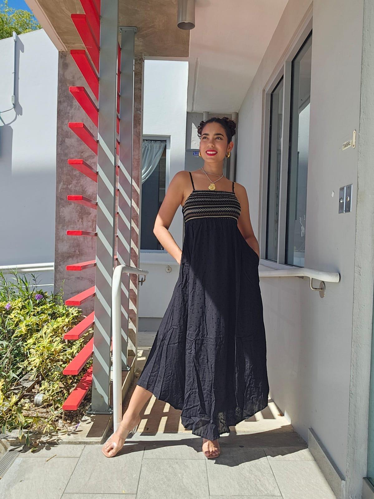 VESTIDO LARGO CON BORDADO Y PUNTOS SUIZOS