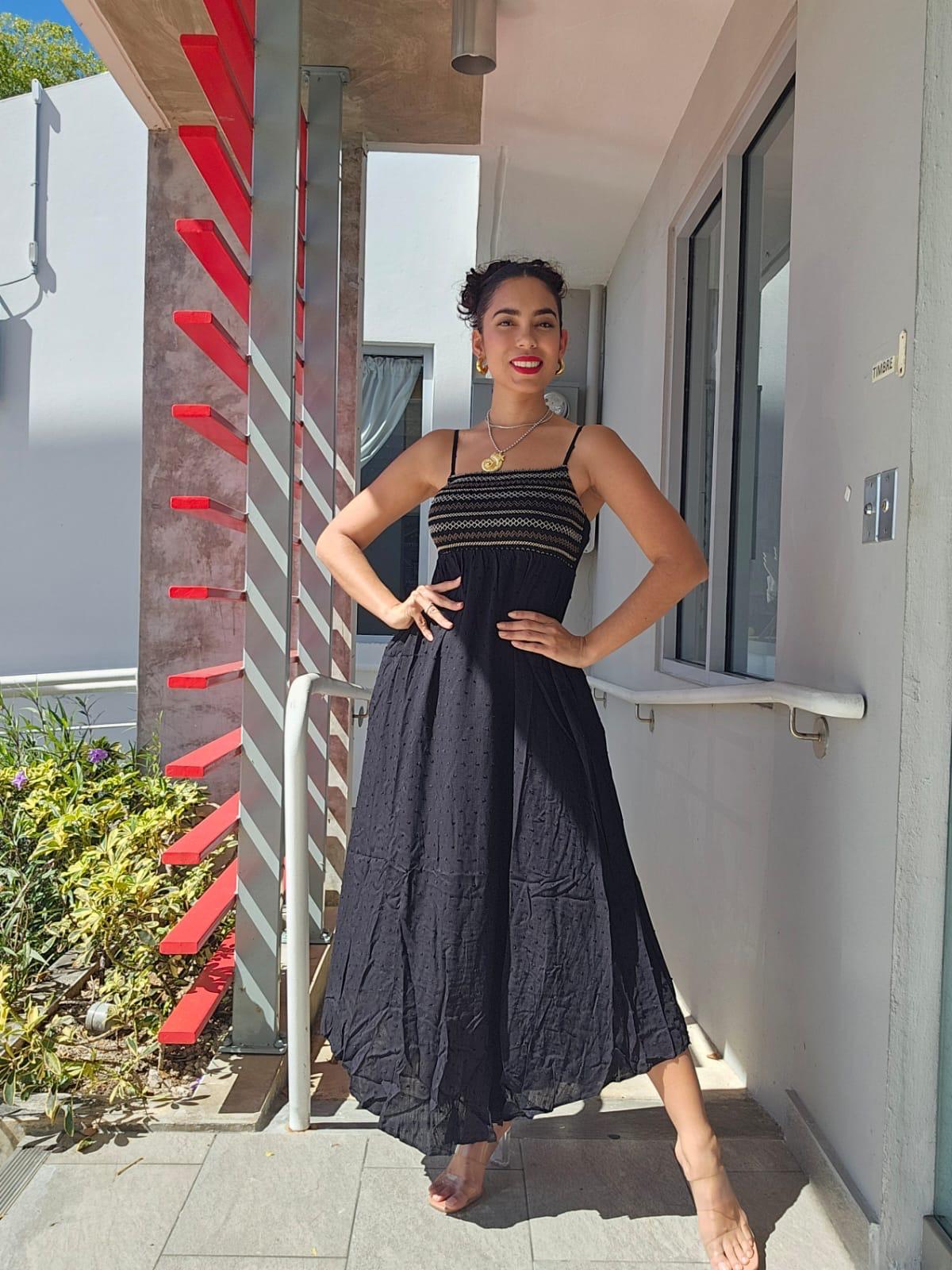 VESTIDO LARGO CON BORDADO Y PUNTOS SUIZOS